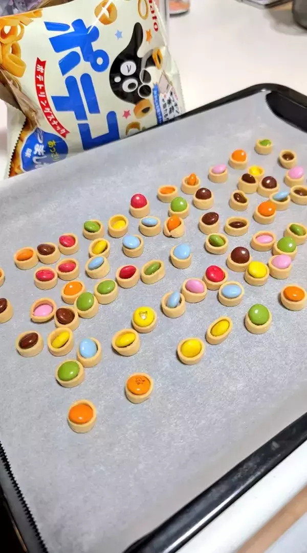 「ポテコにマーブルチョコをはめて焼いてみたら…まさかの展開に8万『いいね』」の画像