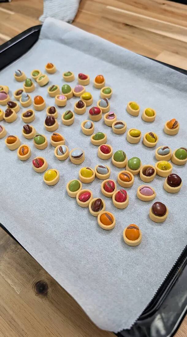 ポテコにマーブルチョコをはめて焼いてみたら…まさかの展開に8万『いいね』