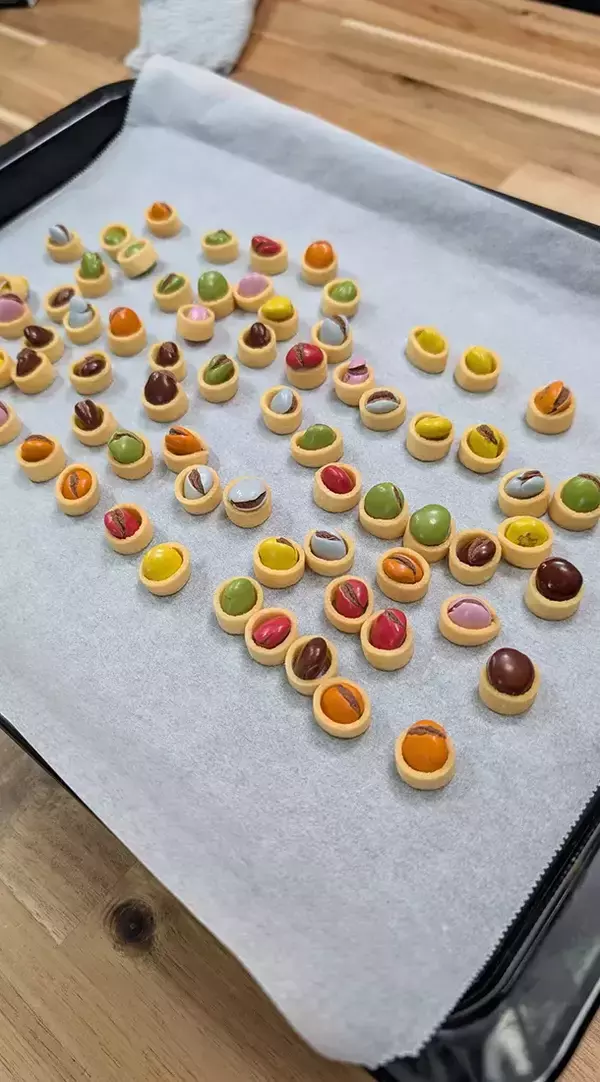 「ポテコにマーブルチョコをはめて焼いてみたら…まさかの展開に8万『いいね』」の画像