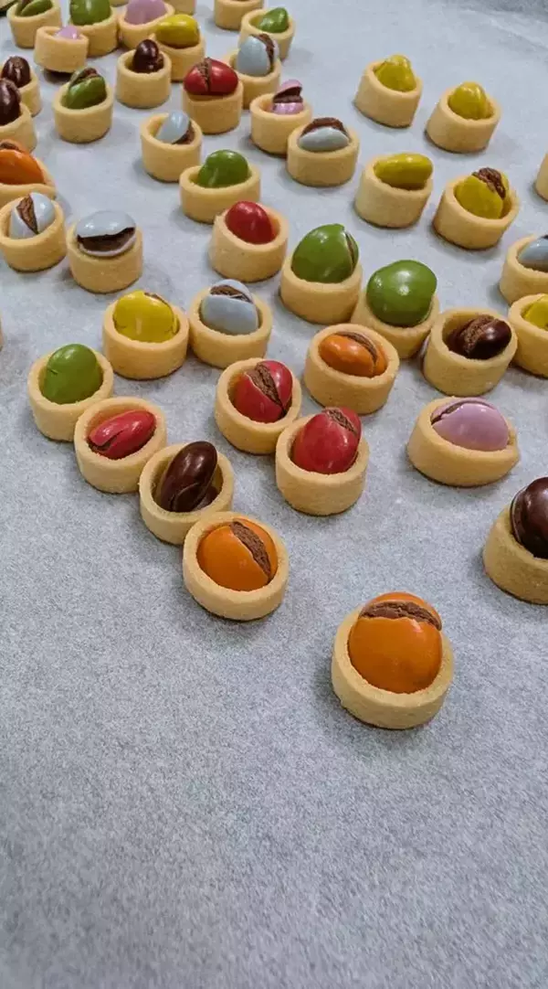 「ポテコにマーブルチョコをはめて焼いてみたら…まさかの展開に8万『いいね』」の画像