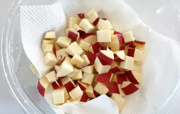 「作ってもすぐなくなる！　サツマイモを小さく角切りして…「手が止まらない」【最強おやつ】」の画像