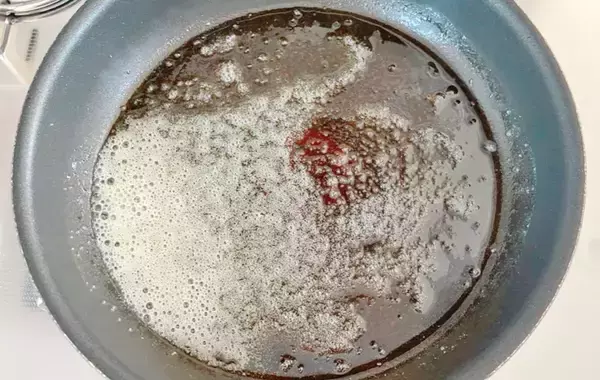 「作ってもすぐなくなる！　サツマイモを小さく角切りして…「手が止まらない」【最強おやつ】」の画像