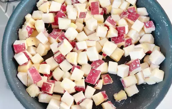 「作ってもすぐなくなる！　サツマイモを小さく角切りして…「手が止まらない」【最強おやつ】」の画像