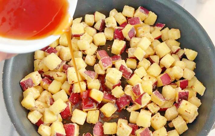 作ってもすぐなくなる！　サツマイモを小さく角切りして…「手が止まらない」【最強おやつ】