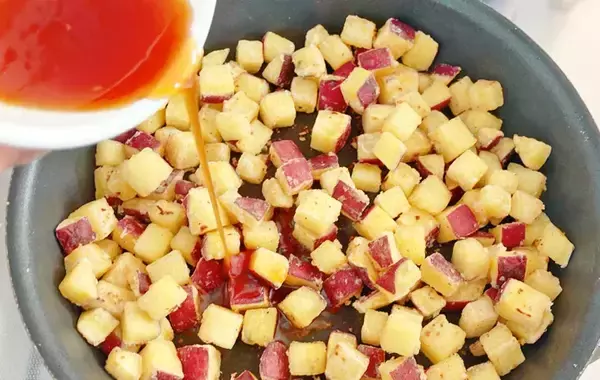 「作ってもすぐなくなる！　サツマイモを小さく角切りして…「手が止まらない」【最強おやつ】」の画像