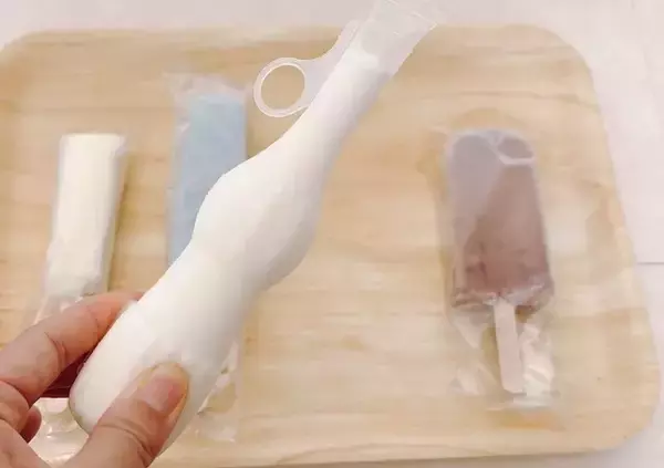 「水筒に『保冷剤』とアイスを入れて放置　5時間後の結果に「これはすごい」」の画像