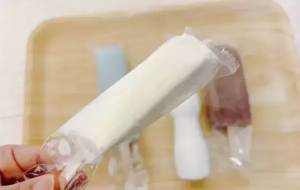 「水筒に『保冷剤』とアイスを入れて放置　5時間後の結果に「これはすごい」」の画像