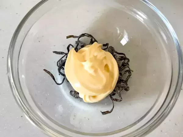 マヨ×塩昆布の相性抜群！　15分で完成した一品に「こんなに食べちゃった！」【レシピ】