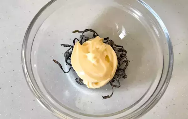 「マヨ×塩昆布の相性抜群！　15分で完成した一品に「こんなに食べちゃった！」【レシピ】」の画像