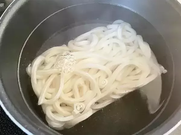 まだめんつゆかけてる？　冷凍うどんの意外な食べ方に「味が一発で決まった」【10分レシピ】