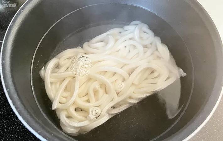 まだめんつゆかけてる？　冷凍うどんの意外な食べ方に「味が一発で決まった」【10分レシピ】