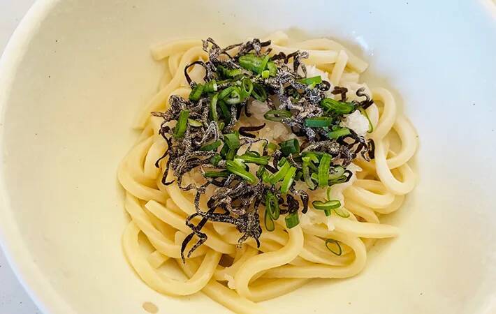 まだめんつゆかけてる？　冷凍うどんの意外な食べ方に「味が一発で決まった」【10分レシピ】