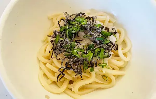 「まだめんつゆかけてる？　冷凍うどんの意外な食べ方に「味が一発で決まった」【10分レシピ】」の画像