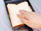 「玉子焼き器に『食パン』を押しつけて？　できた一品に「忙しい朝にピッタリ」「食べ応え抜群！」」の画像1