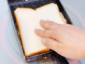 玉子焼き器に『食パン』を押しつけて？　できた一品に「忙しい朝にぴったり」「カフェみたい！」