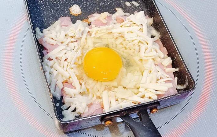 玉子焼き器に『食パン』を押しつけて？　できた一品に「忙しい朝にピッタリ」「食べ応え抜群！」