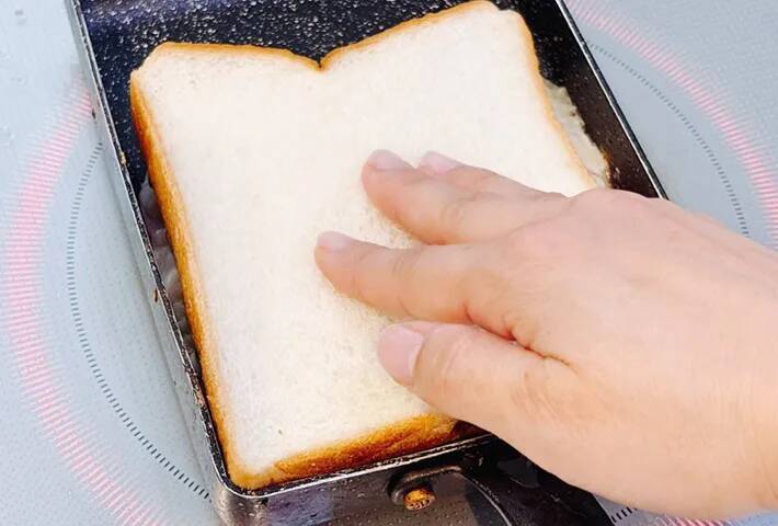 玉子焼き器に『食パン』を押しつけて？　できた一品に「忙しい朝にピッタリ」「食べ応え抜群！」