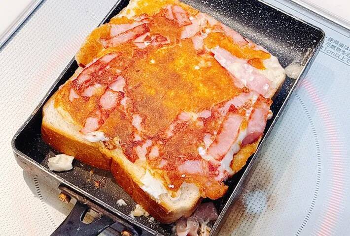 玉子焼き器に『食パン』を押しつけて？　できた一品に「忙しい朝にピッタリ」「食べ応え抜群！」