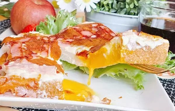 「玉子焼き器に『食パン』を押しつけて？　できた一品に「忙しい朝にピッタリ」「食べ応え抜群！」」の画像