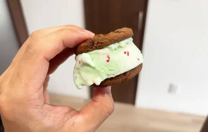 連休中の『おやつ』はこれで決まり！　挟むだけの簡単アレンジに「食感がいい！」