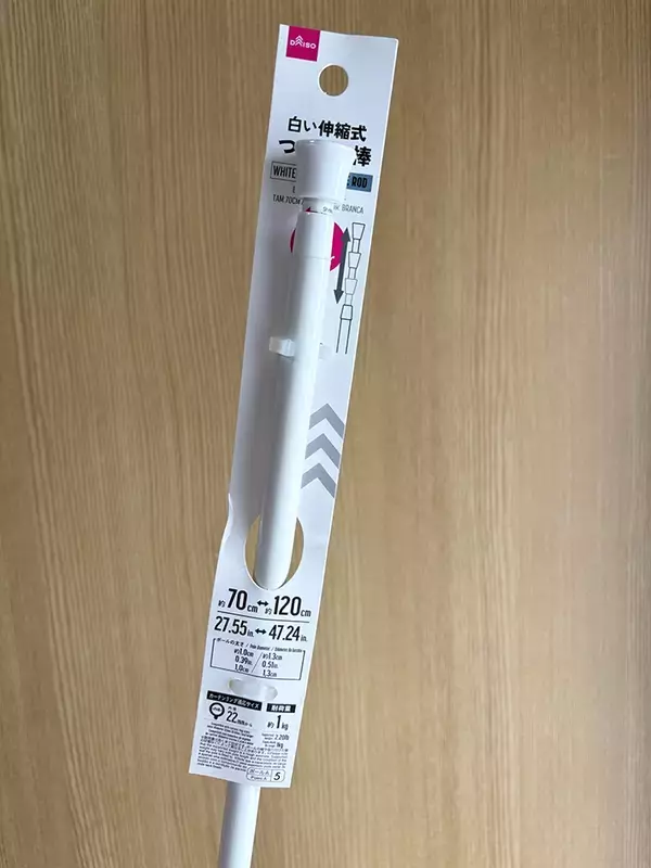 「玄関につっぱり棒を設置して…　ワイヤーネットと組み合わせて収納作る裏ワザ」の画像