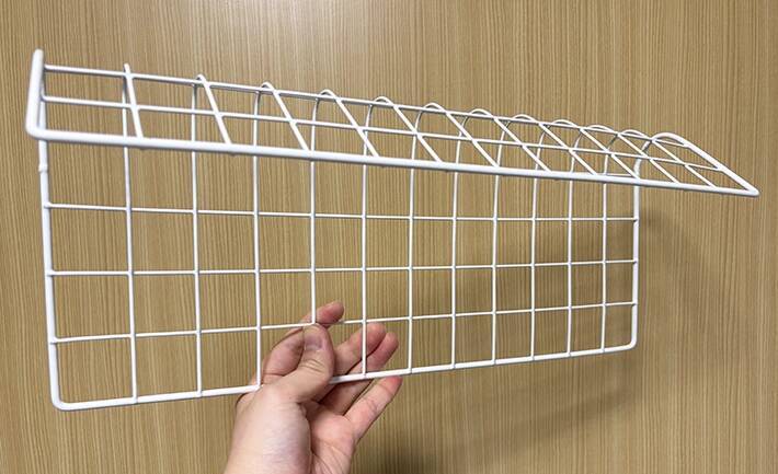 玄関につっぱり棒を設置して…　ワイヤーネットと組み合わせて収納作る裏ワザ