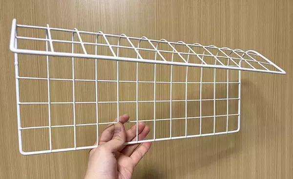 「玄関につっぱり棒を設置して…　ワイヤーネットと組み合わせて収納作る裏ワザ」の画像