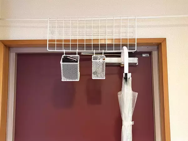 「玄関につっぱり棒を設置して…　ワイヤーネットと組み合わせて収納作る裏ワザ」の画像