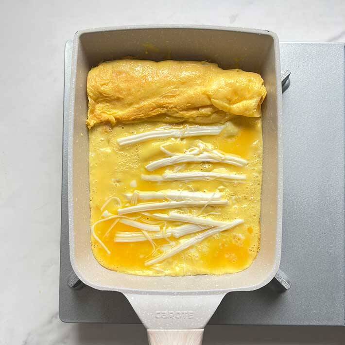 『さけるチーズ』を入れるとたまらん！　卵焼きの作り方に「コレはおいしそう」「メモしよ」