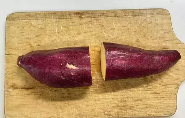 「【炊飯器レシピ】サツマイモを入れてボタンを押すだけ　手間なしで甘さを引き出す方法」の画像