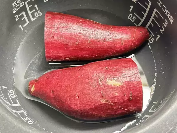 「【炊飯器レシピ】サツマイモを入れてボタンを押すだけ　手間なしで甘さを引き出す方法」の画像