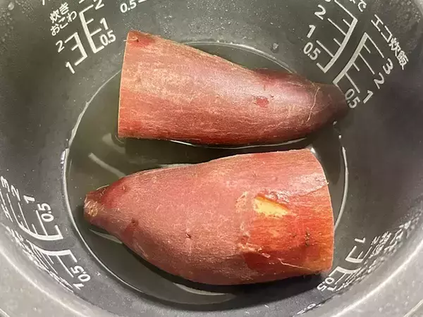 「【炊飯器レシピ】サツマイモを入れてボタンを押すだけ　手間なしで甘さを引き出す方法」の画像