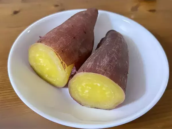 「【炊飯器レシピ】サツマイモを入れてボタンを押すだけ　手間なしで甘さを引き出す方法」の画像