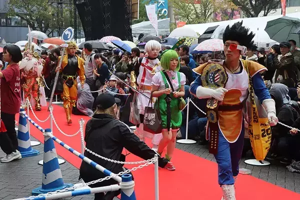 「ミャクミャクが擬人化！？　『池ハロ』参加者がコスプレにかける思いとは【独自取材】」の画像