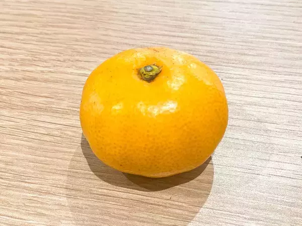 指も汚さず10秒で完了！？　和歌山みかん農家流の皮むき術が？