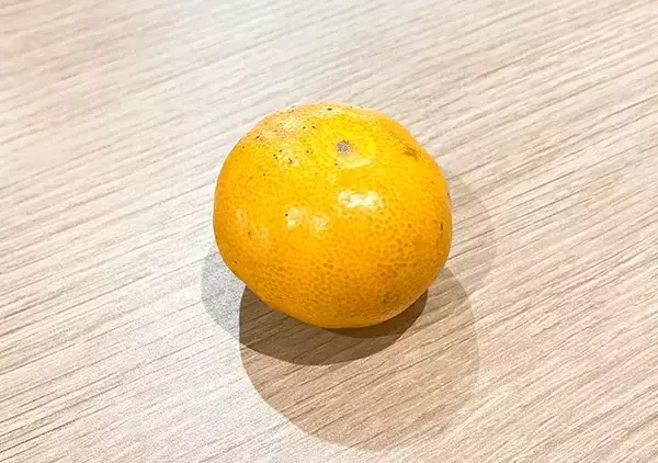 「指も汚さず10秒で完了！？　和歌山みかん農家流の皮むき術が？」の画像