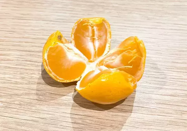 「指も汚さず10秒で完了！？　和歌山みかん農家流の皮むき術が？」の画像