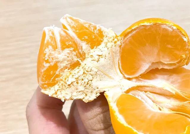 指も汚さず10秒で完了！？　和歌山みかん農家流の皮むき術が？