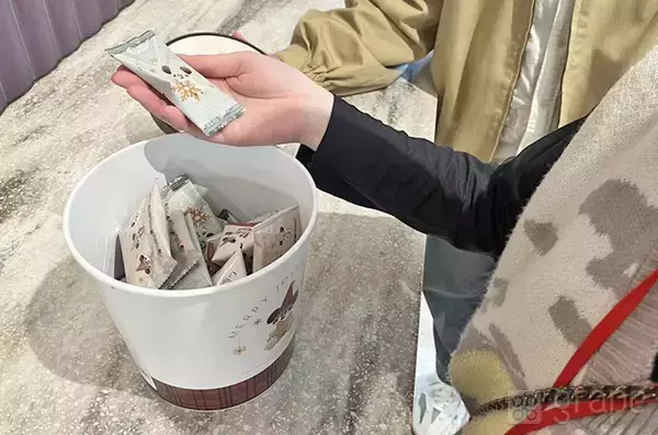 「職場への『ディズニー土産』に困ったらコレ！　甘いの苦手でもOKな大容量アソート【45袋入り】」の画像