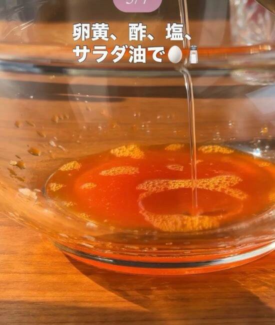 ウスターソースに『酢』を加えて！　混ぜた結果に「やってみたくなる」「こういうの好き」