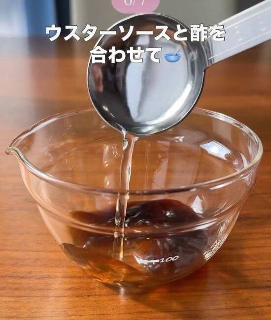 ウスターソースに『酢』を加えて！　混ぜた結果に「やってみたくなる」「こういうの好き」