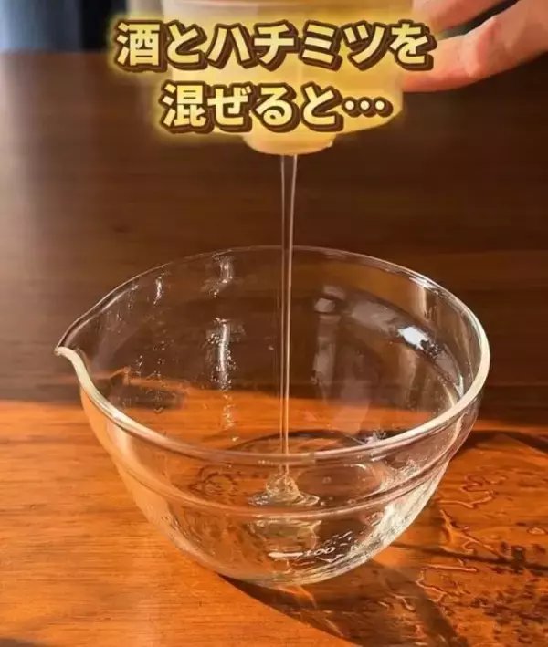 「ウスターソースに『酢』を加えて！　混ぜた結果に「やってみたくなる」「こういうの好き」」の画像