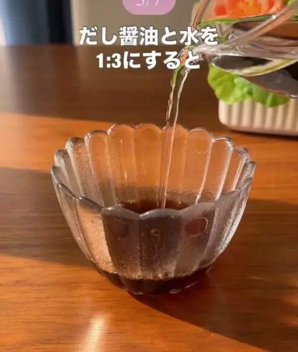 「ウスターソースに『酢』を加えて！　混ぜた結果に「やってみたくなる」「こういうの好き」」の画像