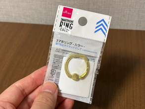 玄関ドアに『スマホリング』を貼ったら便利！　悩みを解決してくれる『じゃない使い方』【3選】