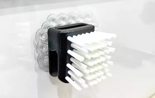 「洗面所もキッチンもスッキリ！ セリア『吸着シート』活用アイディア」の画像