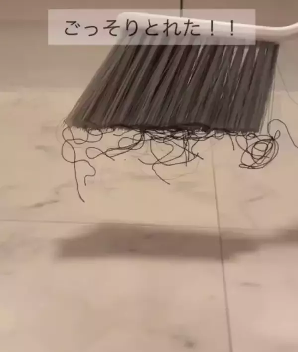 「義母も絶賛の掃除術！　床に落ちた髪の毛は…　「なるほど」「今日から実践」」の画像