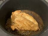 「「驚くほどウマい！」　鶏むね肉を鍋で煮込んだら…できた一品が『定番作り置き』に！」の画像1