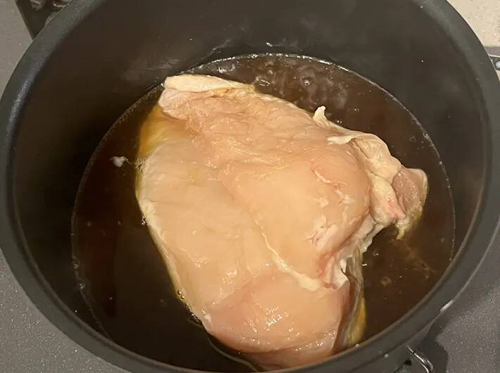 「驚くほどウマい！」　鶏むね肉を鍋で煮込んだら…できた一品が『定番作り置き』に！