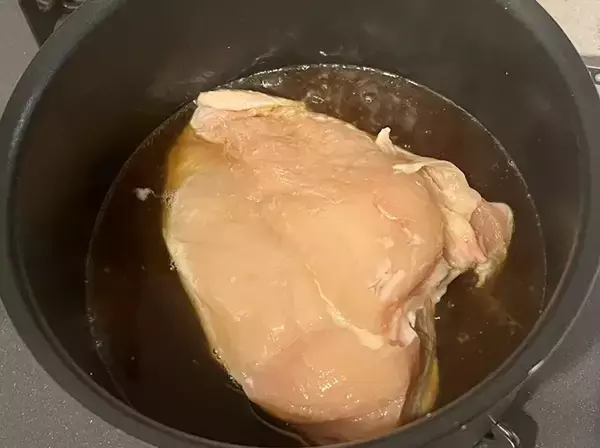 「「驚くほどウマい！」　鶏むね肉を鍋で煮込んだら…できた一品が『定番作り置き』に！」の画像