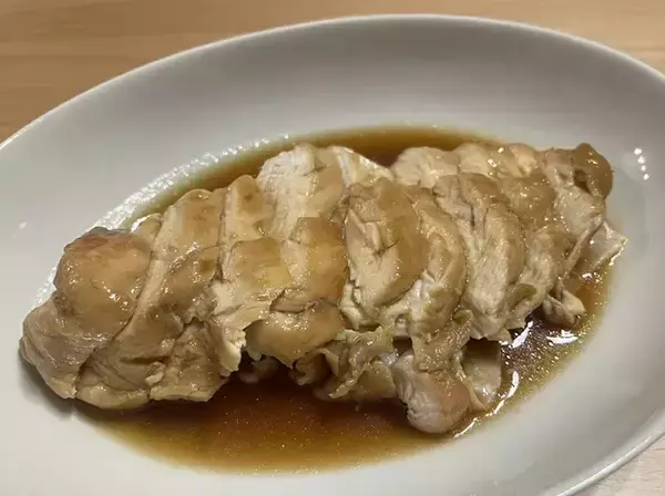 「「驚くほどウマい！」　鶏むね肉を鍋で煮込んだら…できた一品が『定番作り置き』に！」の画像